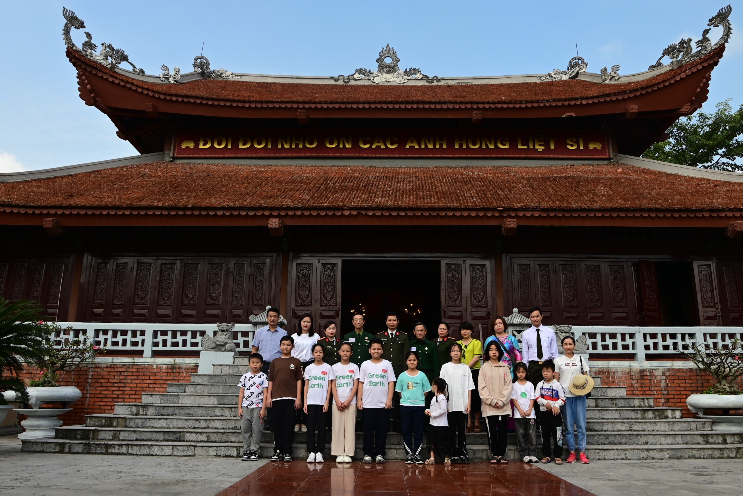 Đội Pháp chế & quản lý khoa học - Phòng Tham mưu thăm viếng và phối hợp chăm sóc Đền liệt sỹ quận Hồng Bàng 